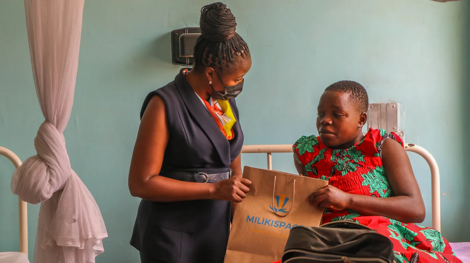 A gift bag handed over at a patient&rsquo;s bedside